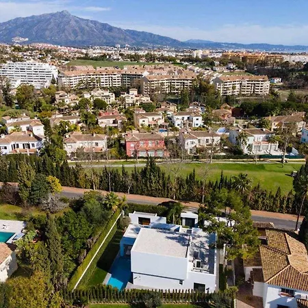 Contemporanea Al Campo De Golf De Guadalmina *