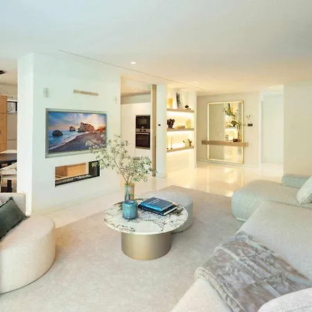Contemporanea Al Campo De Golf De Guadalmina *