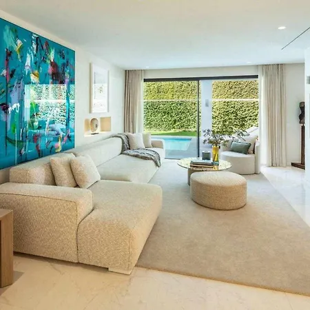 Contemporanea Al Campo De Golf De Guadalmina *