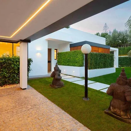 Contemporanea Al Campo De Golf De Guadalmina *