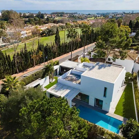 Contemporanea Al Campo De Golf De Guadalmina *