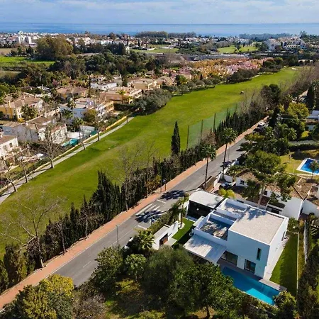 Contemporanea Al Campo De Golf De Guadalmina *